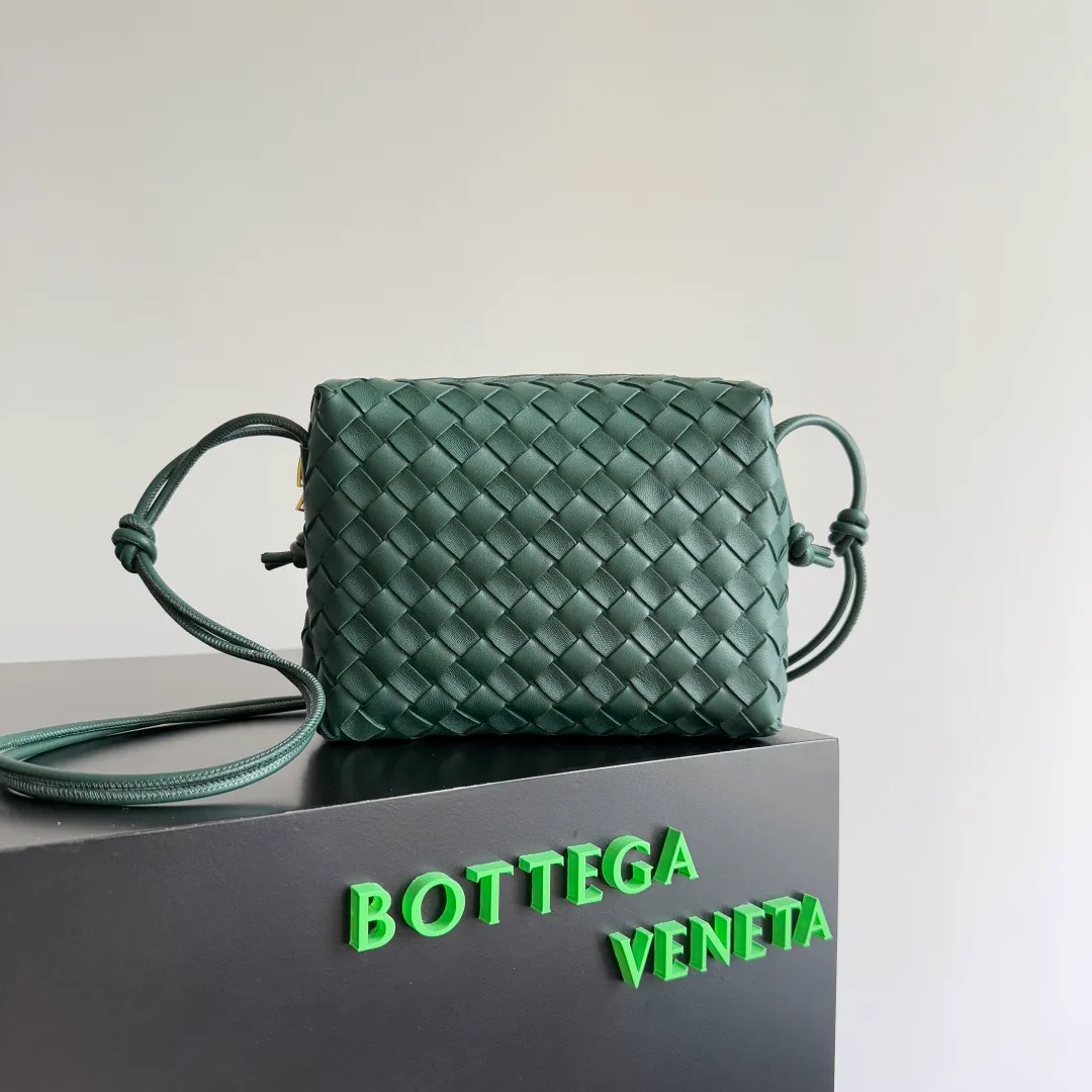 Batch 1260 𝗕𝗼𝘁𝘁𝗲𝗴𝗮 𝗩𝗲𝗻𝗲𝘁𝗮———— The latest version of the loop camera bag💥 at BV’s King of Cost-Effectiveness counter, large woven texture➕As always, ultra-high-quality lambskin, with zippers and adjustable drawstrings, it is especially suitable for the belly💫It can hold anything, and it is very light in weight, suitable for🈴️girls of all ages, size: 22*15*8cm, style number: 680255